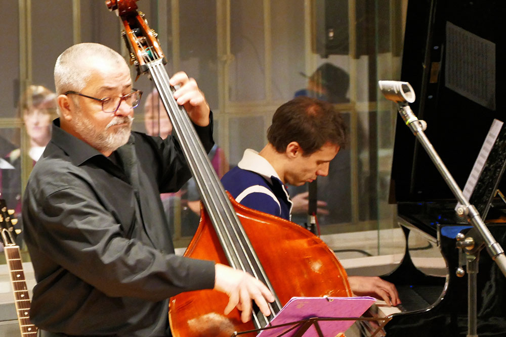 Joschi Schneeberger und David Sporrer musizieren mit Kontrabass und Klavier im Duett