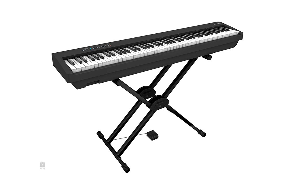 Ein Stagepiano auf einem X-Ständer und mit Pedal